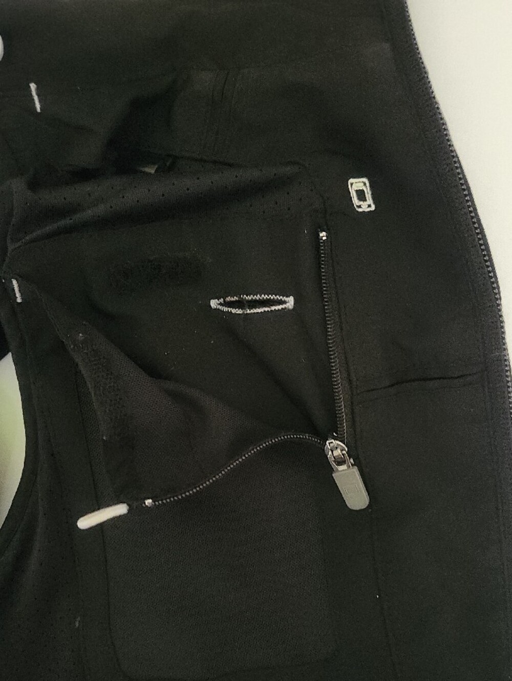 Scottevest Women's Black RFID Travel Vest - Sleek Zip Front - Picture 13 of 16